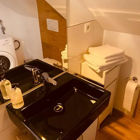 Felix Living 3, Doppelbett, Parkplatz, Ruhig & Praktisch *